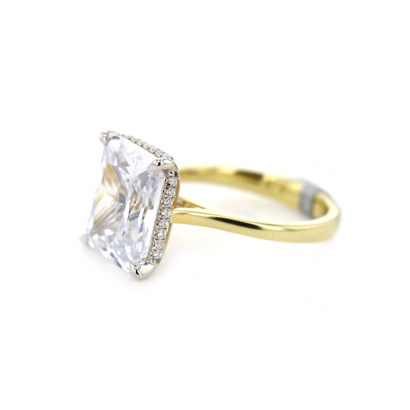0.10 ctw Diamond Hidden Halo Engagment Ring