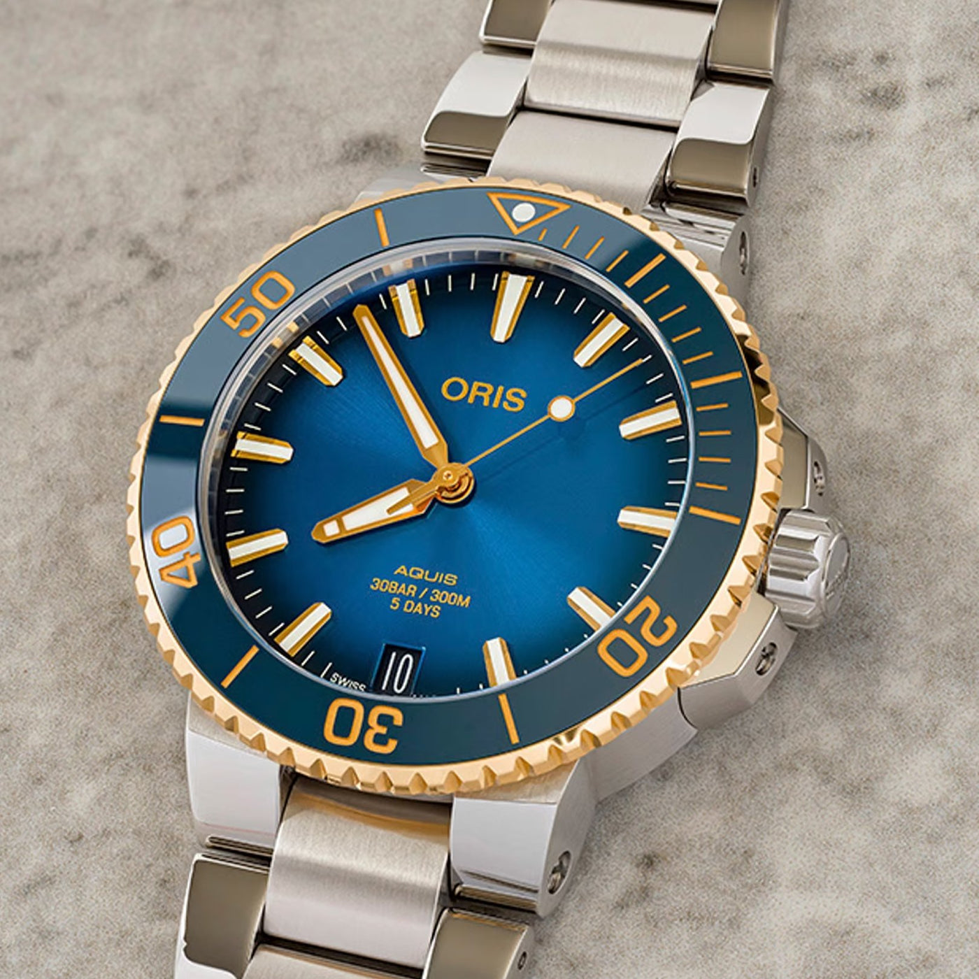 41.5MM Aquis Bico Date